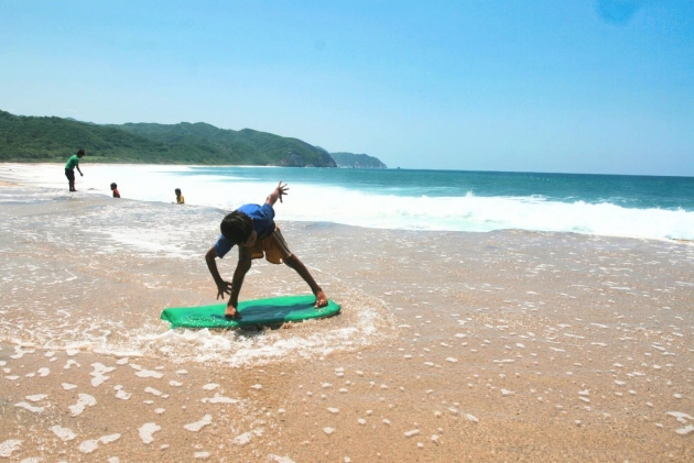 Conoce qué significan los colores de las banderas en las playas 