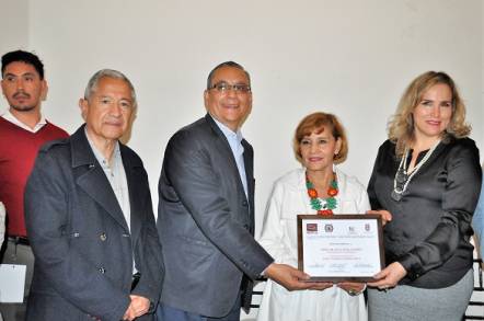   Entregan Reconocimiento a la Senadora Blanca Piña por su Entrega en la Lucha Legislativa por una Mejor Educación