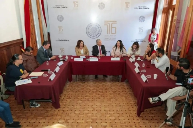 Recibe 76 Legislatura propuesta de iniciativa de manos de colectivo de periodistas 