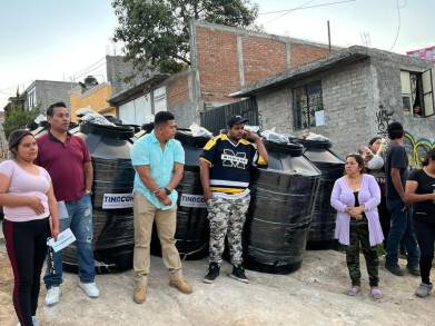 Beneficia con tinacos Víctor Zurita a las familias de Ciudad Jardín y Buenos Aires en Morelia 