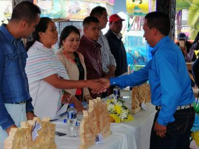 Mueble rústico y textil bordado, engalanan la Feria de Pichátaro