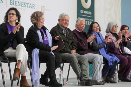 Violencia de género es incompatible con la 4T: presidente AMLO; se compromete a acabar con feminicidios