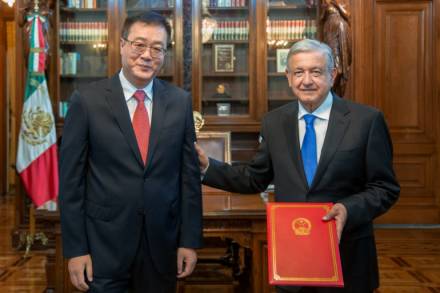 Presidente recibe cartas credenciales de nuevos embajadores