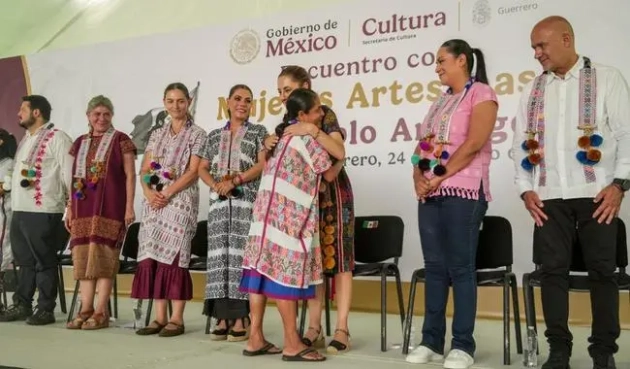 La Presidenta Claudia Sheinbaum entrega Créditos a la Palabra a mujeres artesanas de Amuzgo 