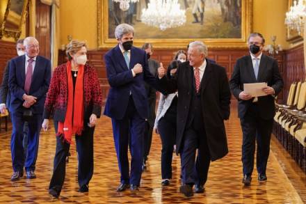 Andrés Manuel López Obrador recibe en Palacio Nacional al enviado de EE.UU. para el Clima, John Kerry 
