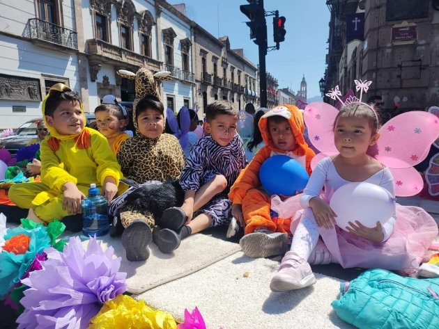 Niñas, niños y docentes reciben la primavera con alegre desfile 