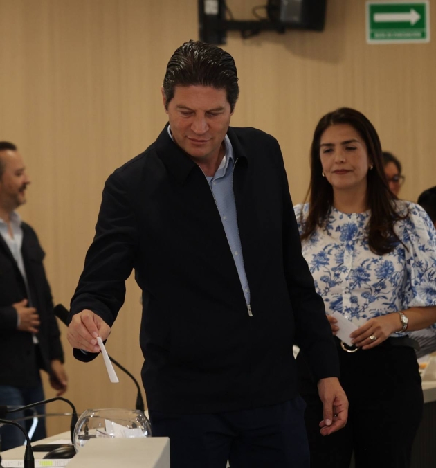 Aprueba Cabildo por unanimidad entrega de la Presea Generalísimo Morelos a Enrique Ramírez Villalón 