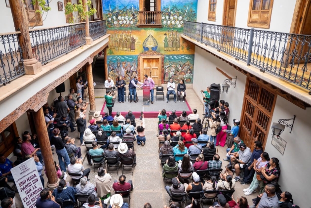 Gobierno estatal entrega apoyos por casi 7 mdp a comerciantes del Mercado de Pátzcuaro 