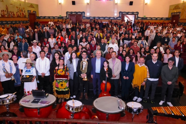 Alfredo Ramírez Bedolla y Claudia Curiel impulsan la cultura con entrega de instrumentos a 6 Bandas Musicales en Pátzcuaro