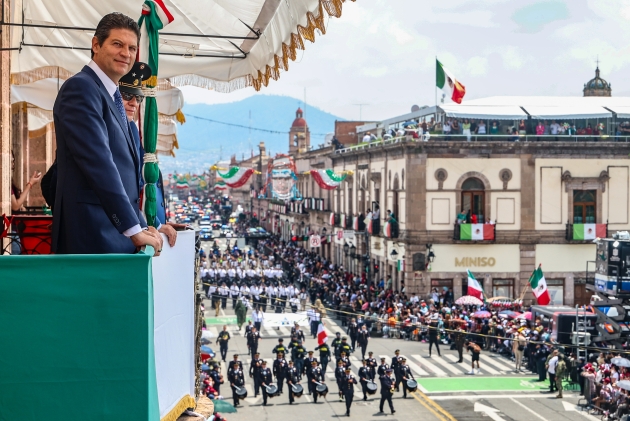 Ante Miles de Espaciadores se disfrutó del Desfile Cívico Militar del 16 de Septiembre en Morelia