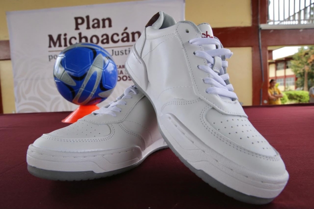Inicia en Michoacán  entrega de 202 mil pares de tenis a estudiantes de Secundaria 
