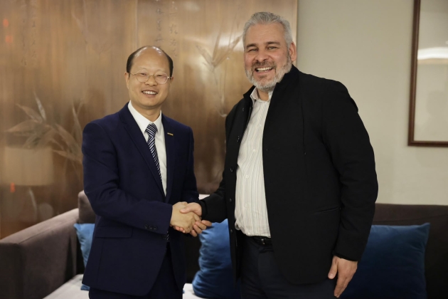 Interesa a automotriz Geely cooperación con el puerto de LC; Bedolla abre puertas para la inversión