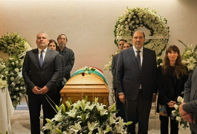 En compañía de su familia, Alfredo Ramírez Bedolla despide al Ingeniero Cárdenas y reconoce su papel en el México Moderno. 