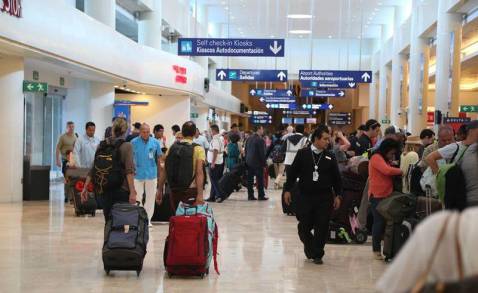 El Instituto Nacional de Migración atiende a personas turistas en aeropuertos internacionales del país 
