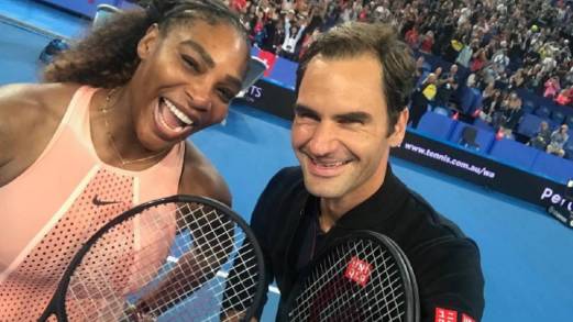 Serena Williams la Reina del Tennis se suma al Reto de Federer con la raqueta que este le  Obsequió