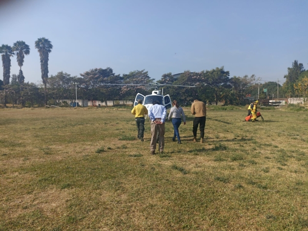 Helicóptero realizará en breve descargas de agua en incendio forestal de Uruapan 