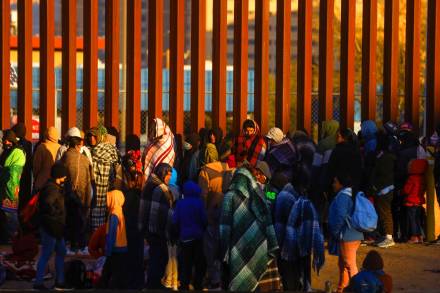 Estamos a la expectativa y soportando esta Helada: Migrantes se concentran en la Frontera de Estados Unidos y México 