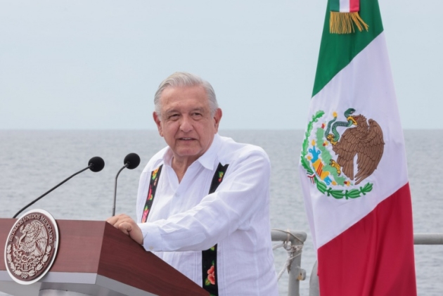 AMLO reconoce compromiso de la Armada de México con pueblo de Guerrero durante emergencia por Otis