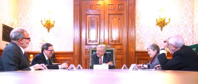 AMLO se  reúne en Palacio Nacional con representantes del gobierno de Cuba 