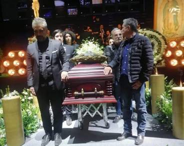 Vicente FernándezEl Charro de Huentitán muere a los 81 años por síndrome de Guillain-Barré, sus fans lo velan desconsolados