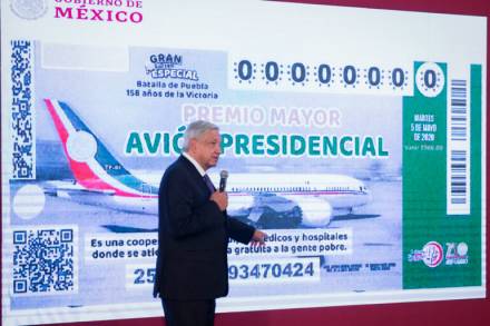 Presidente de México Andrés Manuel López Obrador  muestra diseño del boleto para el sorteo del Avión Presidencial