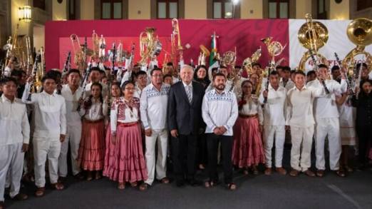 El Presidente Andrés Manuel López Obrador cumple con la entrega de instrumentos a bandas de música de Oaxaca