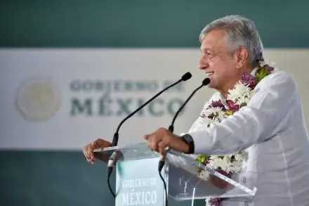 Presidente refrenda compromisos de seguridad y salud con los veracruzanos en visita a hospital rural