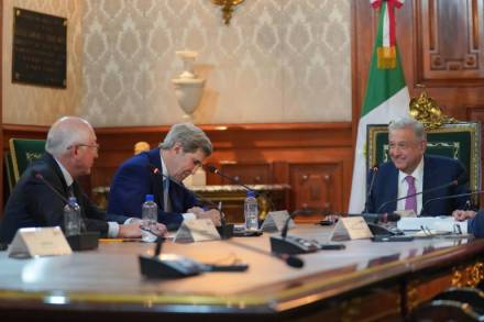 AMLO dialoga con el enviado presidencial especial de Estados Unidos para el Clima John Kerry 