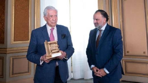 Mario Vargas Llosa recibe el Premio de la Asociación de Medios de Información por su defensa del Periodismo de Calidad 