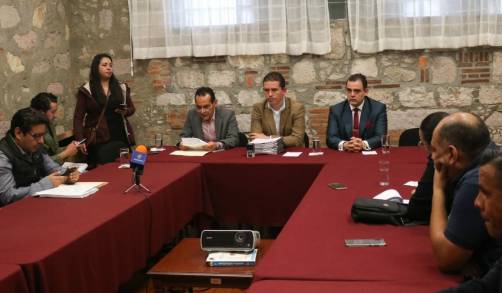  El diputado Marco Polo Aguirre recibe el informe general de la Auditoria Superior de Michoacán 