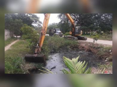 Gobierno de Michoacán apoya con maquinaria a municipio de Lázaro Cárdenas para trabajos de desazolve y saneamiento  