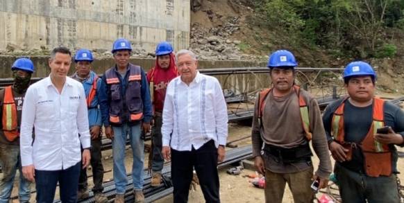 AMLO reconoce a trabajadores de la construcción en supervisión de obra de autopista Puerto Escondido-Oaxaca 