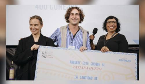 Tatiana Huezo recibió el Premio 400 Conejos en el 19Â° FICM 
