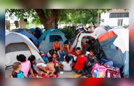 Cientos de migrantes desbordan los refugios en la frontera entre México y Estados Unidos 
