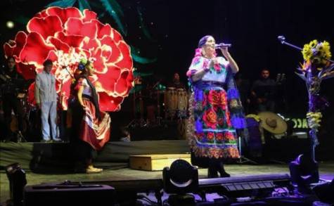 Con el más puro Folcklor Lila Downs maravilla con su talento concertando  en Uruapan 