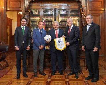 Inician preparativos rumbo al Mundial 2026 en México; AMLO recibe a Gianni Infantino, presidente de la FIFA 