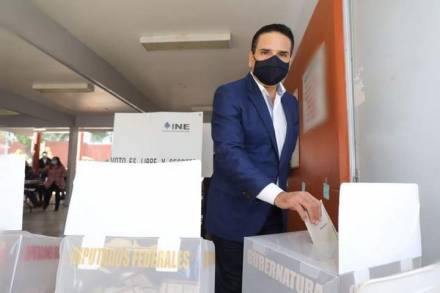 El Gobernador de Michoacán Silvano Aureoles Emite  su voto en Zitácuaro y llama a la coudadania a la Civilidad 