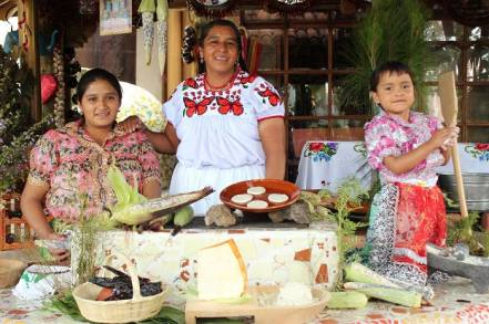 Turistas Nacionales Disfrutan de la Cocina Tradicional Michoacana