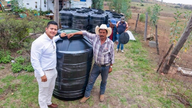 Dip. Víctor Zurita entrega tinacos en la comunidad del Coro y aparatos funcionales en Morelia 