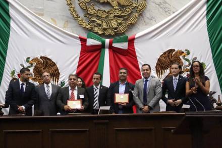 Entrega Carlos Herrera Medalla al Mérito Docente al Centro Regional de Educación Normal de Arteaga 