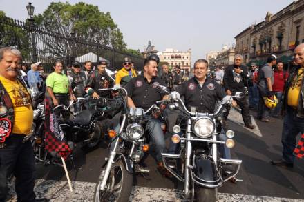 Raúl Morón da el banderazo de salida del recorrido en Moto desde Morelia al Santuario de la Mariposa Monarca