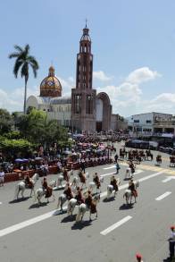 Celebran apatzinguenses Fiestas de Octubre con Colorido Desfile  