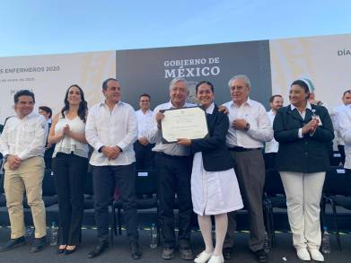 Enfermera de Michoacán recibe reconocimiento nacional María Suárez Vázquez