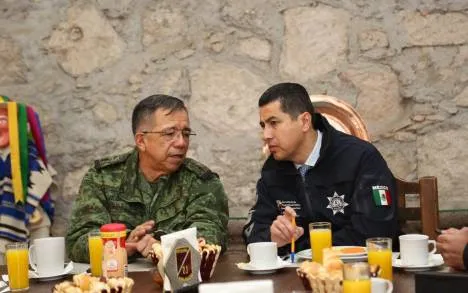 Acuerdan esquema de reconocimientos a personal policial y castrense