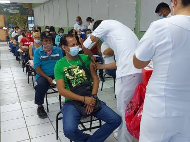 Inicia jornada de vacunación a trabajadores de la educación en Michoacán 