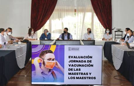 Revisan avances en vacunación a docentes de Michoacán 