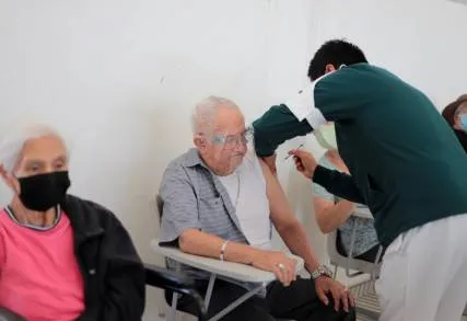 Proteger a adultos mayores, prioridad ante nuevas variantes de COVID-19 