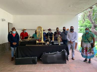 Entrega Secum 14 instrumentos a la Escuela de Música Tradicional para Banda de Viento de Arantepacua 