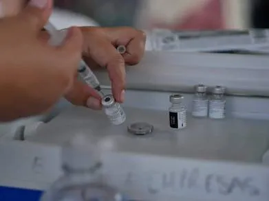 Mezclar dosis genera errores de inmunización contra COVID-19: COEVA 