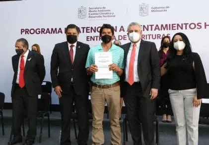 Alfredo Ramírez Bedolla ofrece apoyo a personas de escasos recursos para escriturar viviendas 